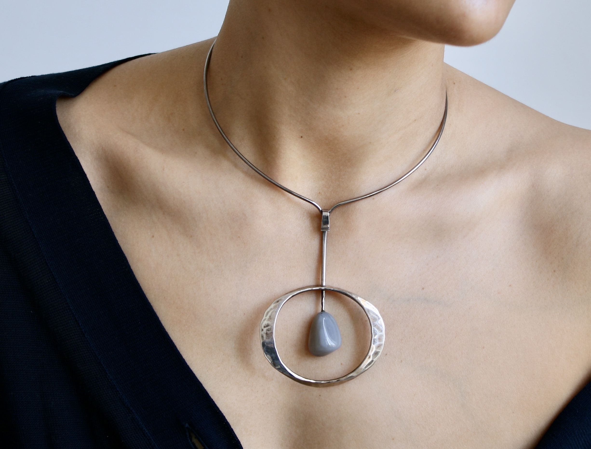 Discover the stunning Tone Vigeland neckring, a perfect blend of modern design and classic elegance.   